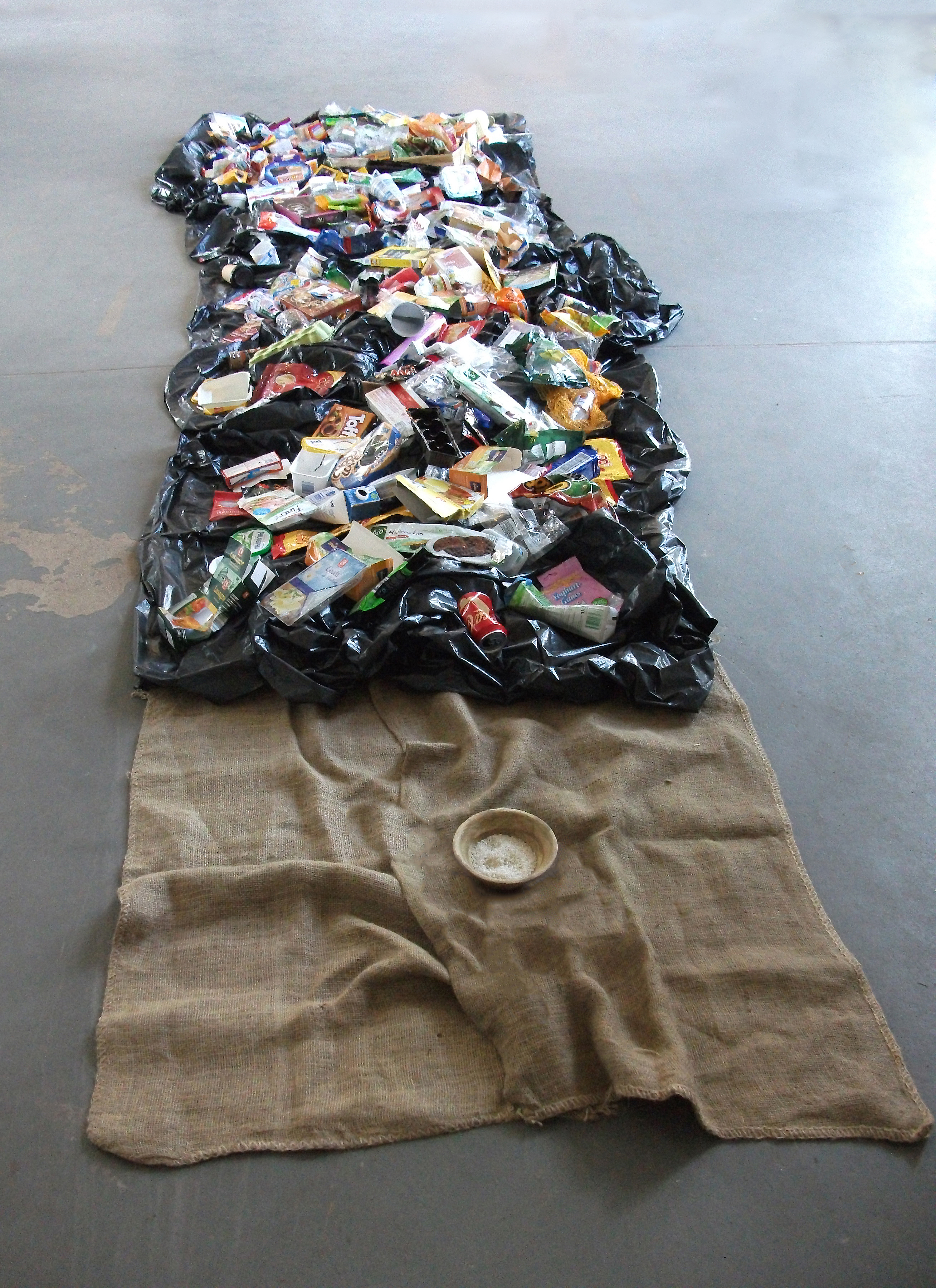 Übersättigt II Sept.2017 Düsseldorf 1,5m x 5m – Gedicht Überfluss von Sabine Krügler Düsseldorf 08.2016